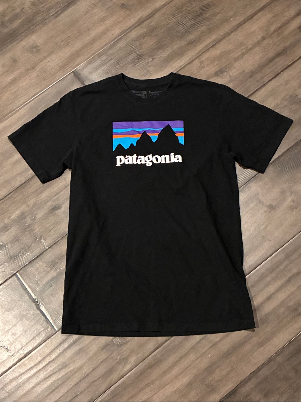 Patagonia P-6 Logo Responsibili Tee Shirt in Black - Size Medium